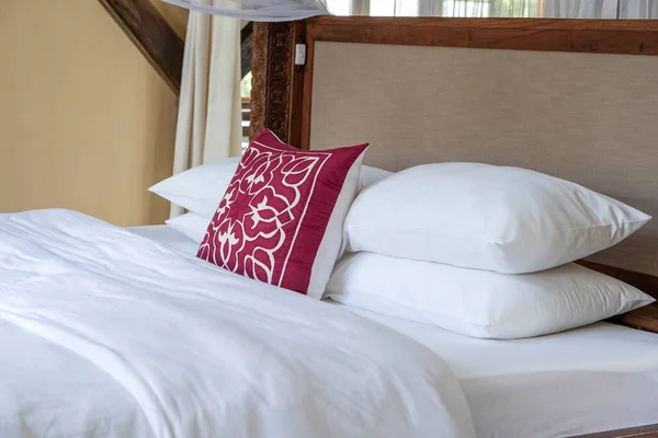 房间里舒适柔软的床和枕头 坦桑尼亚 — 图库照片