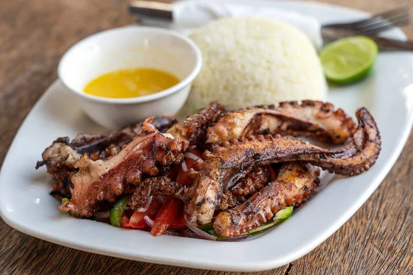 Tentáculos Polvo Fritos Com Arroz Branco Prato Restaurante Ilha Zanzibar — Fotografia de Stock