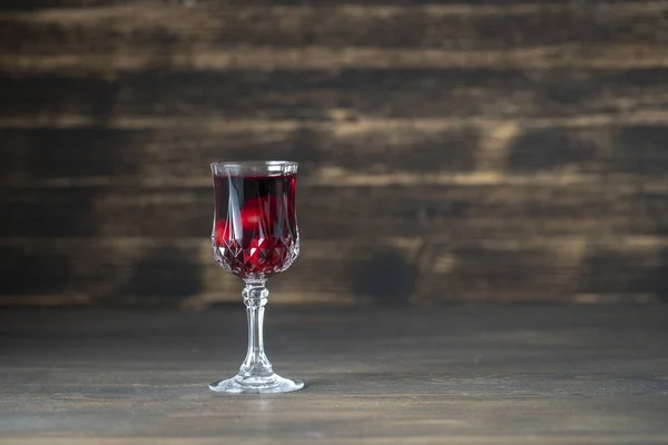 Hausgemachte Tinktur Aus Roter Kirsche Einem Weinkristallglas Auf Hölzernem Hintergrund — Stockfoto