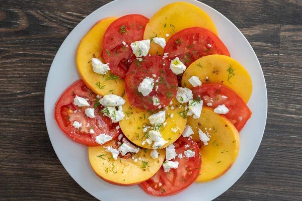 Salada Verão Colorida Com Tomate Nectarinas Queijo Feta Temperada Com — Fotografia de Stock