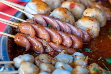 Çubuklu kızarmış yemek, Tayland usulü yemek, Bangkok, Tayland 'da sokak yemeği, yakın çekim.