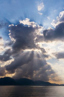 Güneş, şafak vakti bulutların arasından, Koh Samui adasında, Tayland 'da doğar. Doğa bileşimi
