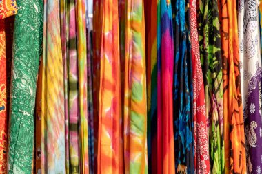 Tayland 'da yerel sokak pazarında satılık renkli yaz kıyafetleri. Kapatın.