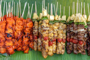 Izgara barbekü parçaları, yeşil dolma biber, kırmızı domates ve et. Tayland 'da sokak gıda pazarında satılıyor. Kapatın.