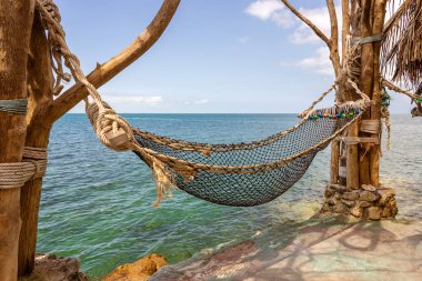 Tayland 'da mavi deniz suyunun yanındaki güzel tropikal sahilde boş hamak. Yaklaş. Yaz kavramı. Tatil seyahati.