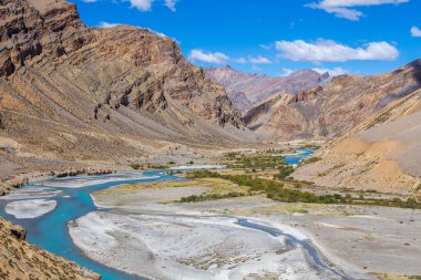 Hindistan 'da Leh' ten Manali otoyoluna kadar Himalaya dağlarının manzarası. Hindistan 'ın Himalayalar, Ladakh, Jammu ve Kaşmir bölgesindeki mavi nehir ve görkemli kayalık dağlar. Doğa ve seyahat kavramı
