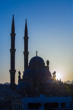 Sharm el Sheikh, Mısır 'da gün batımında El-Sahaba Camii' nde. Al Sahaba 'nın mimarisi, El Mustafa, eski kentin merkezindeki cami Fatimid, Mamluk ve Osmanlı tarzı elementlerin birleşiminden oluşuyor.