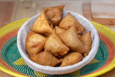 Vejetaryen kızarmış samosa. Vejetaryen samsa ya da samosa yakın. Hint özel geleneksel sokak yemekleri