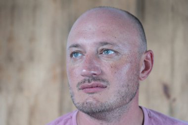 Orta yaşlı, beyaz, kel bir adamın yakın çekimi. İnsanlar ve yaşam tarzı konsepti. İçerde orta yaşlı bir adamın portresi