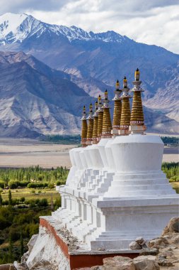 Hindistan 'ın Ladakh kentindeki Shey Palace yakınlarında birçok Budist beyaz stupası ve Himalayalar var. Kapatın. Ladakh, Hindistan 'da ünlü bir Tibet tapınağı.