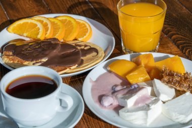 Tabakların ve içkilerin kahvaltısı ahşap bir masada, yakın çekim. Yiyecek konsepti