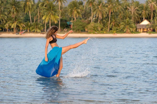 日没で海の水の中に熱帯砂のビーチで美しい白人のブルネットの女の子 閉じます 自然と夏のコンセプト — ストック写真