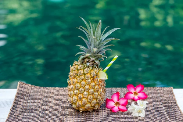 在游泳池附近的新鲜水果菠萝中加入菠菜鸡尾酒 巴厘岛 印度尼西亚 假日的概念 — 图库照片