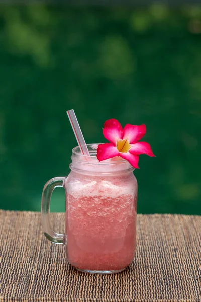 Homemade Grapefruit Pink Shake Smoothie Glass Mug Swimming Pool Close — Stock Photo, Image