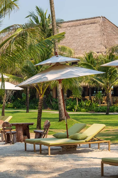 Parasol Chaises Longues Sur Côte Tropicale Pour Les Vacances Détente — Photo