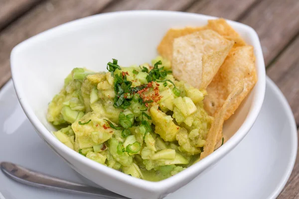 Avokádó Guacamole Tortilla Chipsszel Egy Fehér Tálban Közelről Zöld Guacamole — Stock Fotó