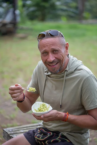 Emberek Életmód Koncepció Boldog Középkorú Férfi Eszik Avokádó Guacamole Természetben — Stock Fotó