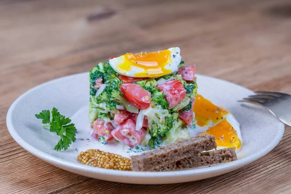 Heerlijke Salade Met Broccoli Tomaat Gekookt Met Roomsaus Een Bord — Stockfoto