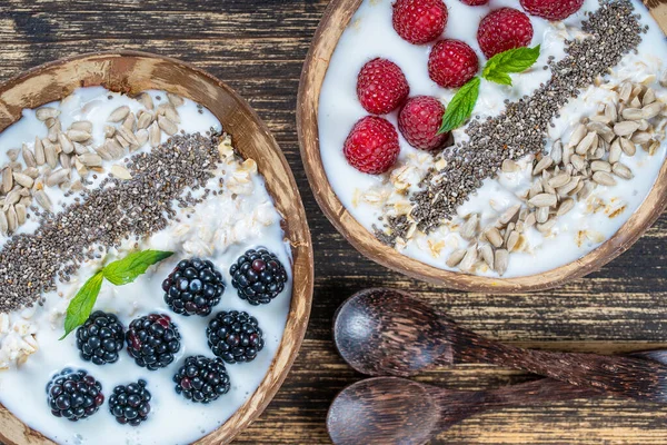 Smoothie Kókuszos Tálban Szederrel Málnával Zabpehellyel Napraforgómaggal Chia Maggal Reggelire — Stock Fotó