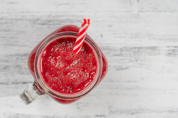 Frischer Roter Bio Smoothie Glasbecher Auf Weißem Tisch Nahaufnahme Draufsicht — Stockfoto