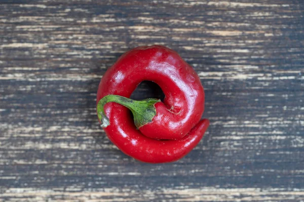 Jedna Červená Horká Chilli Paprika Starém Dřevěném Pozadí Zblízka Horní — Stock fotografie