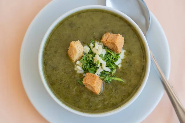 Sopa Creme Verde Espinafre Com Croutons Queijo Salsa Fresca Tigela — Fotografia de Stock