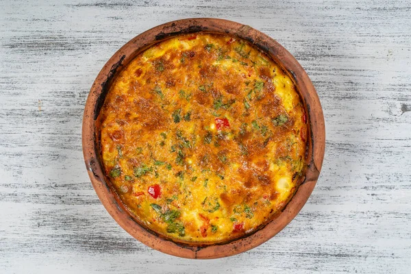 Keramická Mísa Zeleninovou Frittatou Jednoduché Vegetariánské Jídlo Frittata Rajčaty Paprikou — Stock fotografie