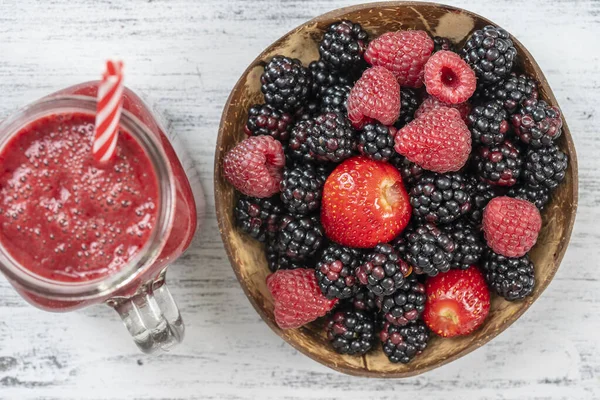 新鲜的有机黑莓 草莓和覆盆子 俯瞰黑莓 覆盆子和果汁 — 图库照片