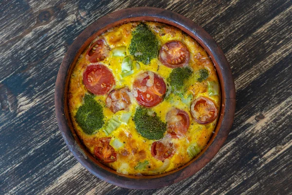 Keramikskål Med Grönsaksfrittata Enkel Vegetarisk Mat Frittata Med Ägg Tomat — Stockfoto