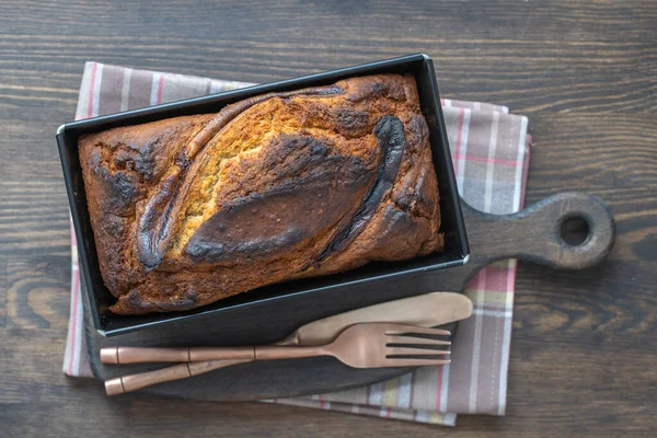 Hemlagat Bananbröd Med Kanel Träbakgrund Närbild Ovanifrån Bananbröd Limpa Nybakad — Stockfoto