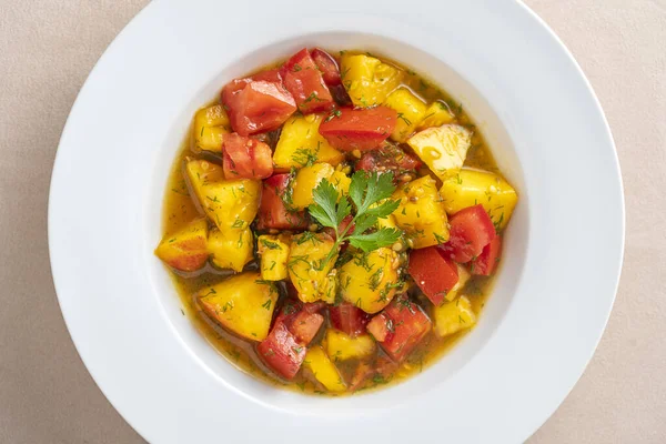 Kleurrijke Zomersalade Met Tomaat Perzik Gekruid Met Een Saus Van — Stockfoto