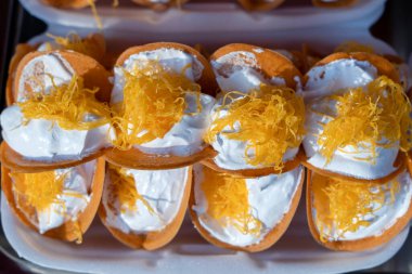 Lezzetli Tayland sokak tatlısı, Kanom Buang, Tayland Çıtır Krepi ya da Tayland Krepi, beyaz krema ve altın yumurta ipliği ya da kızartma tavasında tuzlu karides gibi çeşitli malzemelerle