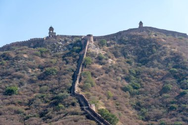 Hindistan 'ın tarihi şehri Amer, Jaipur, Rajasthan' daki Amber Kalesi 'ndeki uzun duvar. Hindistan 'daki ünlü seyahat merkezi.
