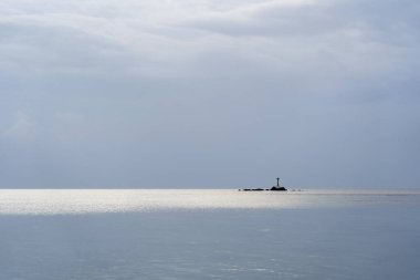 Deniz suyunda bulutlar olan mavi gökyüzü. Doğa bileşimi. Tayland