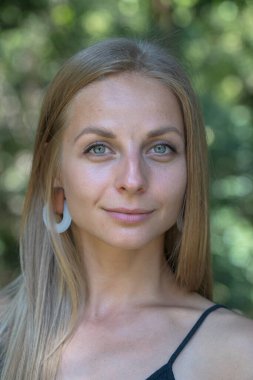 Doğada yaşayan güzel beyaz sarışın kız. Tayland, tropikal bahçedeki genç bir kadının portresi.