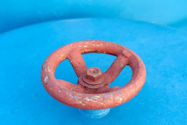 Vanne Rouge Sur Tuyau Bleu Valve Avec Poignée Roue Équipement — Photo