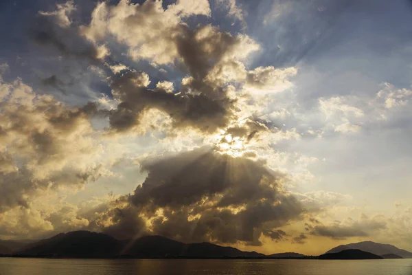 Rayos Sol Través Las Nubes Amanecer Isla Koh Samui Tailandia — Foto de Stock