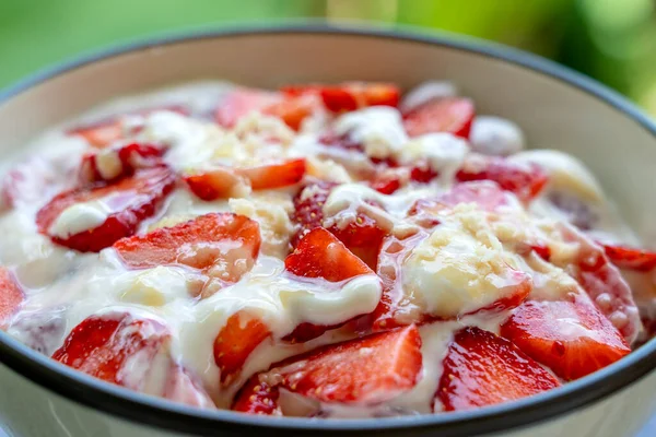 Red Strawberry White Yogurt Brulee Fruit Dessert Breakfast Wedges Perfectly — Stock Photo, Image