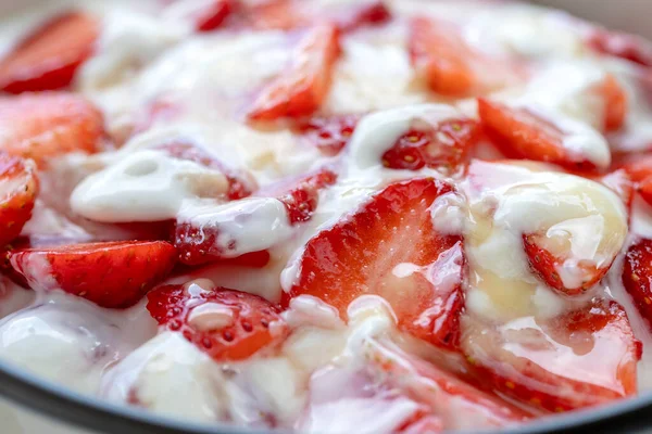Rote Erdbeere Und Weißer Joghurt Brulee Fruchtdessert Zum Frühstück Mit — Stockfoto