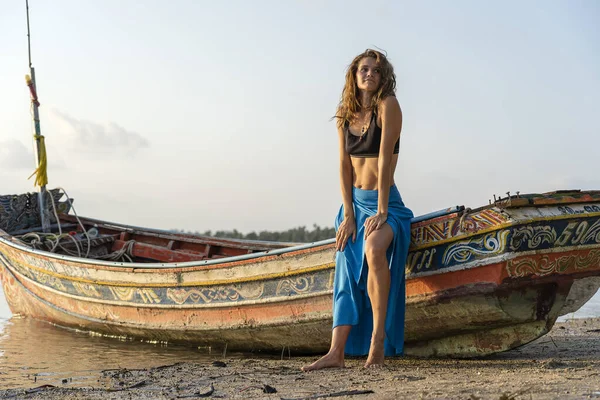 Beautiful Caucasian Brunette Girl Tropical Sand Beach Wooden Boat Sunset — Stock Photo, Image