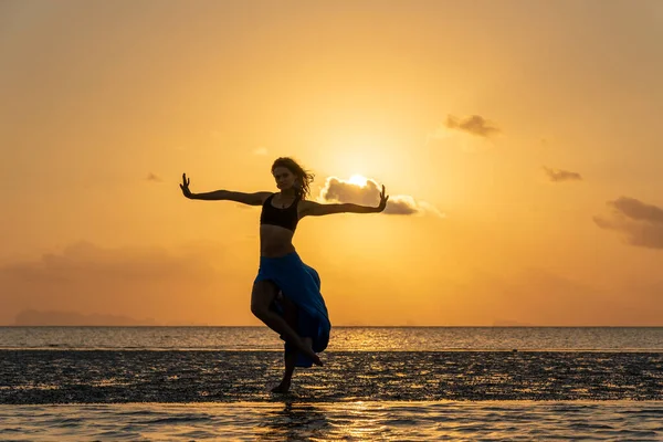 Joven Chica Belleza Bailando Playa Tropical Agua Mar Isla Paradisíaca — Foto de Stock