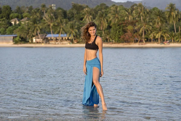 Hermosa Chica Morena Caucásica Playa Arena Tropical Agua Mar Atardecer — Foto de Stock