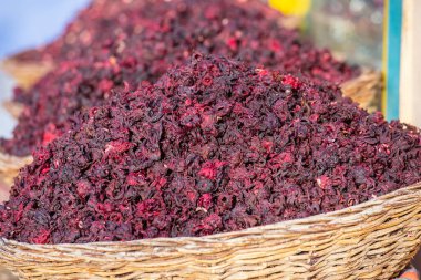 Sokak pazarındaki hasır sepette kuru karkade çay yaprakları. Sharm el Sheikh, Mısır. Çay için sepetlerde kurutulmuş bitki amblemi. Geleneksel çarşıda Arap otları. Doğal organik gıda..