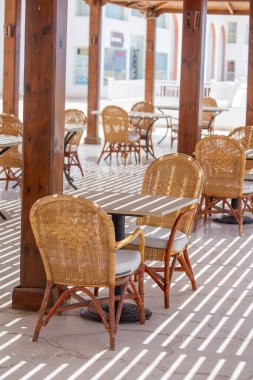 Mısır 'ın Sharm el Sheikh kentindeki Kızıl Deniz' in yanındaki sahil kafeteryasında masa ve sandalyeler.