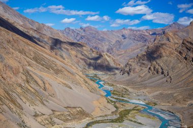Hindistan 'da Leh' ten Manali otoyoluna kadar Himalaya dağlarının manzarası. Hindistan 'ın Himalayalar, Ladakh, Jammu ve Kaşmir bölgesindeki mavi nehir ve görkemli kayalık dağlar. Doğa ve seyahat kavramı