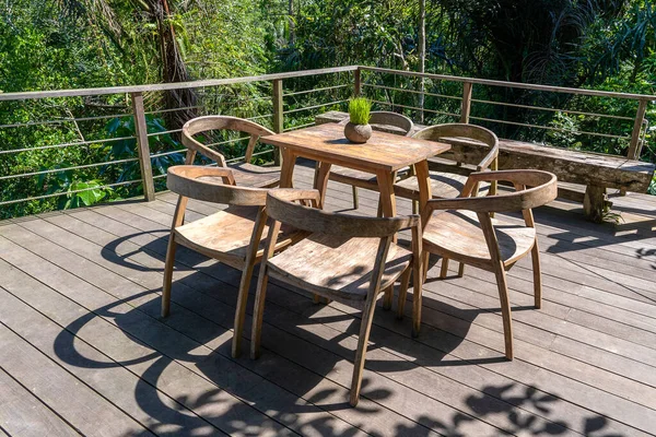 Bali, Endonezya 'daki pirinç teraslarının yanındaki boş tropikal kafede tahta masa ve sandalyeler. Kapatın.