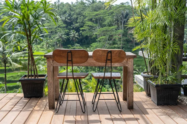 Mesa Madera Sillas Café Tropical Vacío Junto Terrazas Arroz Isla — Foto de Stock