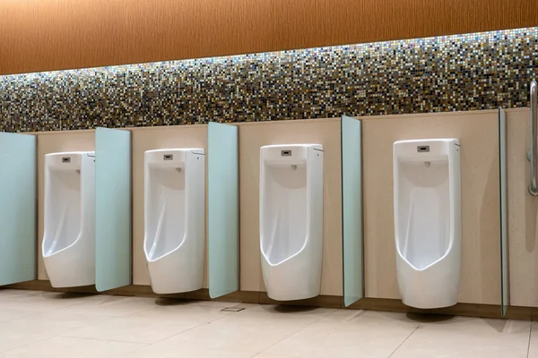 Eine Reihe Weißer Urinale Einer Gefliesten Wand Einer Öffentlichen Toilette — Stockfoto