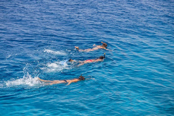 Niñas Haciendo Snorkel Aguas Cristalinas Azules Sobre Los Arrecifes Coral — Foto de Stock