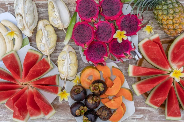 Tropiska Frukter Sortiment Närbild Ovanifrån Många Färgglada Mogna Frukter Bakgrund — Stockfoto